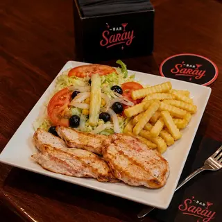 Plato De Pechuga De Pollo Con Ensalada