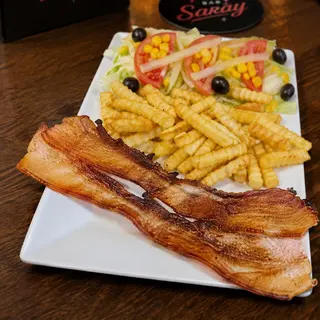 Plato De Panceta Con Ensalada