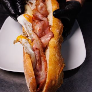 Bocadillo De Bacon Con Queso Y Huevo