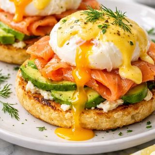 EGG Benedicto de salmón y aguacate
