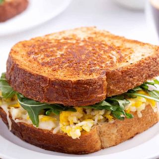 Sándwich de huevos y aguacate