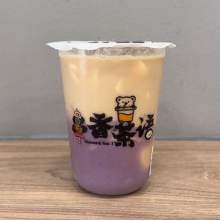 Te negro con leche con taro y pudding.