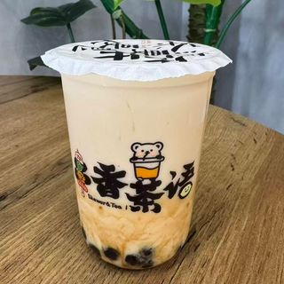 Te negro con leche y tapioca de azúcar moreno.