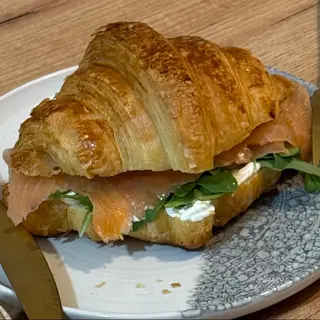 Croissant salado de salmón