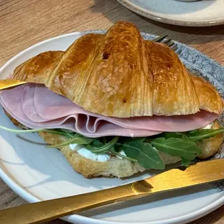 Croissant salado de jamón