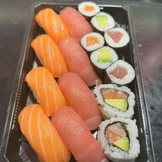 16Unds mix de nigiris ,maki y uramaki