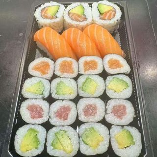 20Unds mix makis ,nigiri,y uramaki de salmon
