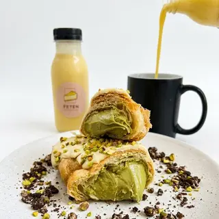 Croissant relleno + zumo fruta. (Pistacho/Chocolate y avellana)