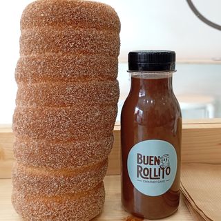 Roll + Chocolate caliente