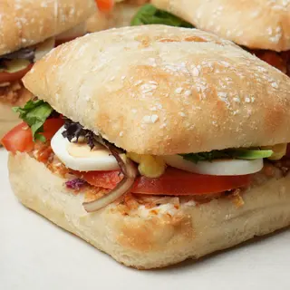 Bocadillo De Pollo Con Salsa Remolade