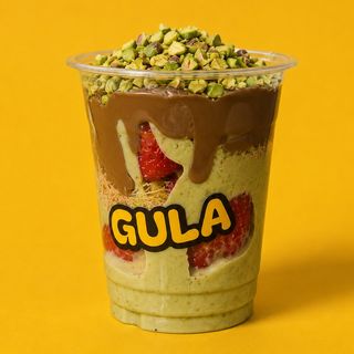 Fresas Dubai L (Chocolate con leche y avellanas + crema de pistacho + kataifi crujiente + crumble de pistacho)