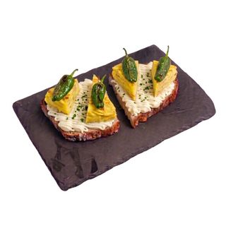 Tosta de tortilla de patatas, pimientos de padrón y salsa alioli
