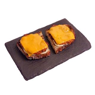 Tosta de lomo adobado con queso y salsa tártara