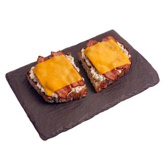 Tosta de bacón con queso y salsa tártara