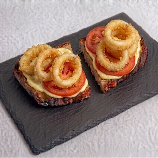 Tosta de calamar frito, tomate y salsa alioli