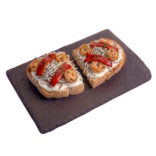 Tosta de gulas y gambas con pimientos asados con salsa alioli