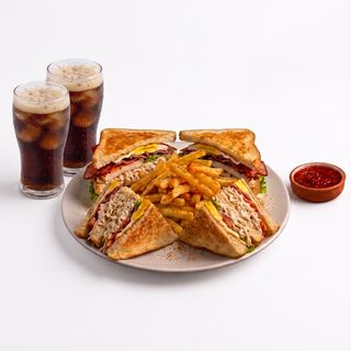 Club Sandwich + 2 bebidas
