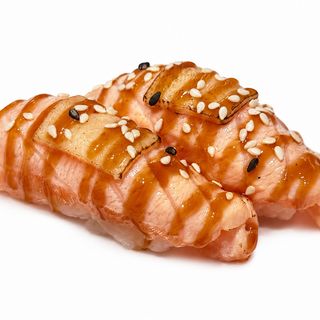 Nigiri salmón chizu