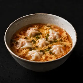 Sopa wonton de raviolis chinos