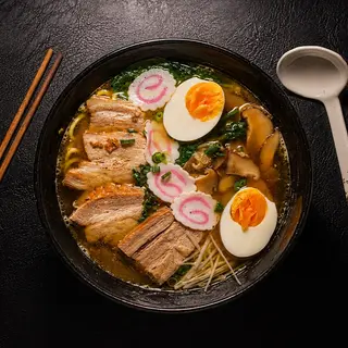 Ramen char siu y shiitake en caldo de gallina