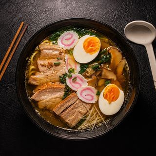 Ramen char siu y shiitake en caldo de gallina