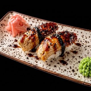 Nigiri de anguila · Eel nigiri · Нигири угорь