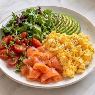 Huevos revueltos con salmón · Scrambled eggs with salmon · Скрембл с лососем