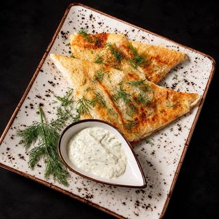 Lavash con queso suluguni y hierbas · Lavash with suluguni cheese and herbs · Лаваш с сыром сулугуни и зеленью