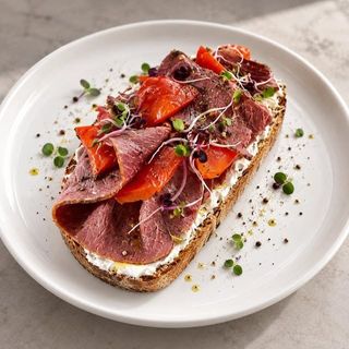 Tosta de roast beef con crema de queso y pimientos asados · Roast beef toast with cream cheese and roasted peppers · Тост с ростбифом, сливочным сыром и запечённым перцем