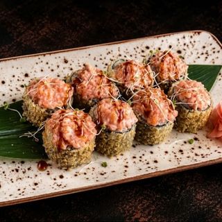 Tempura de salmón roll · Salmon tempura roll · Темпура лосось