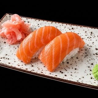 Nigiri de salmón · Salmon nigiri · Нигири лосось