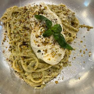 Espaguetis Al Pesto Con Pistacho Y Burrata