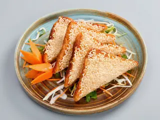 Panecillos Fritos De Gambas con Sésamo