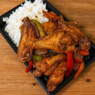 Gai Tod Thai (Alitas Thai con verduras + arroz)