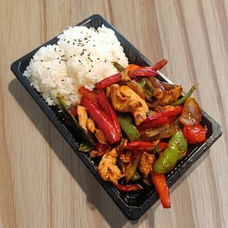 Gai Pad Khao Hom ( Pollo salteado con verduras + arroz)