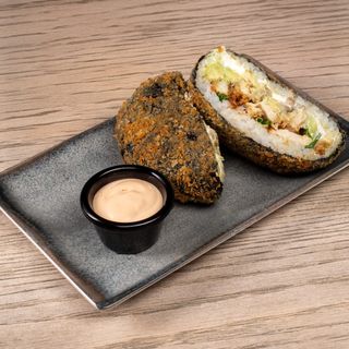 Hamburguesa de Sushi Frita con Pollo Crispy