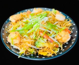 Fideos de Arroz Salteados con Verduras y Salsa de Soja