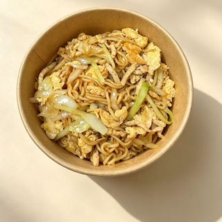 fideos salteados con pollo