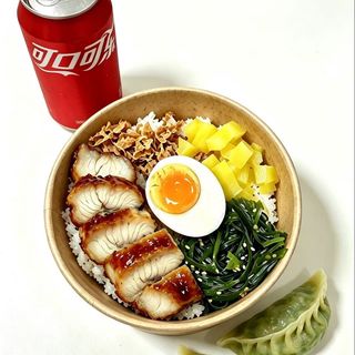 bol de arroz con anguila