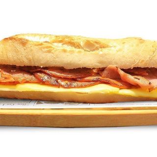 Bocadillo lomo con queso