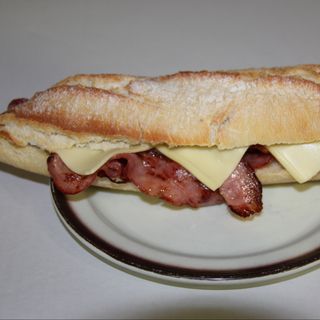 Bocadillo bacon con queso
