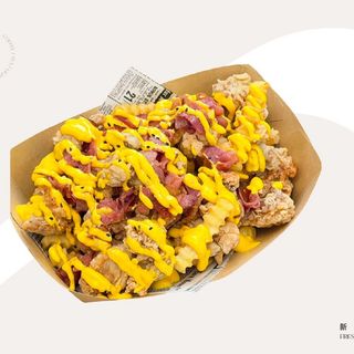 PATATAS FRITAS CON CHEDDAR,BACON Y POLLO