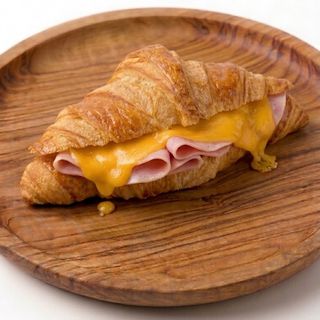 Croissant de York y Cheddar