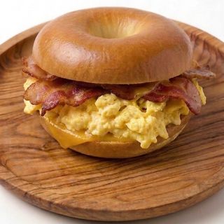 Bagel de Bacon, Huevo y Cheddar