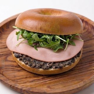 Bagel de Mortadela, Mozzarella, Trufa y Rúcula