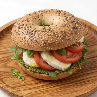 Bagel de Pesto, Mozzarella y Tomate