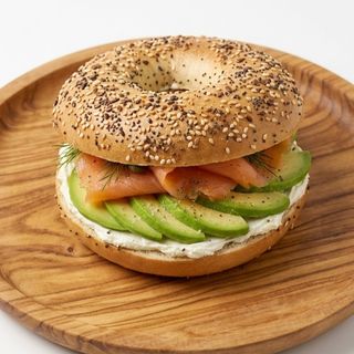 Bagel de Salmón, Aguacate y Queso crema