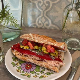 Bocadillo Completo De Atún