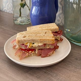 Sandwich De Pastrami Con Salsa Tártara Y Pepino Encurtido