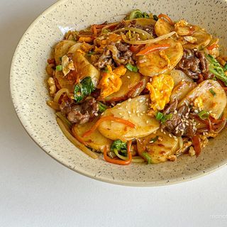 Pasta de arroz con pollo
